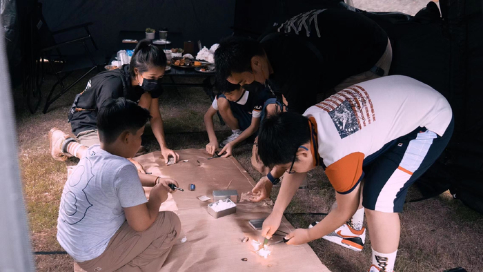 在“火尽薪传”课程上，孩子们在教官的带领下学习如何在野外生火 山野主义 图