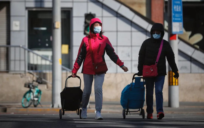 ▲朝阳路，两位行人“全副武装”走在风中。