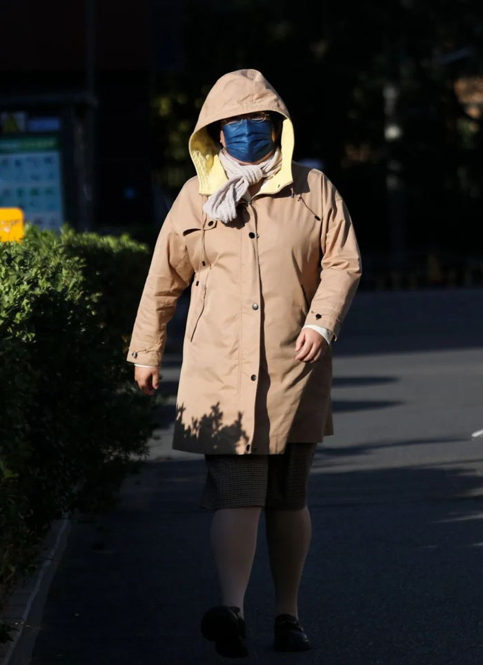 ▲西四环南路，市民包裹严实，在大风中前行。