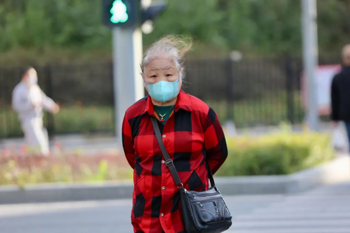 ▲天宫院，路人的头发被劲风吹乱。