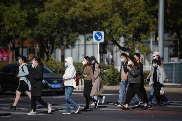 ▲朝阳路，市民顶风过马路。