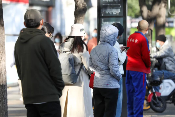 ▲西四环南路，大风中，市民包裹严实等车。