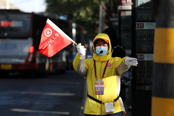 ▲西四环南路，文明引导员引导公交车进站。