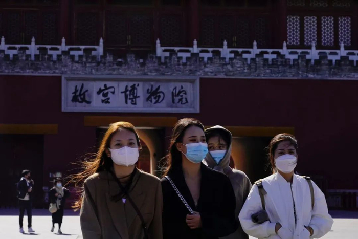 ▲故宫，游客在大风中游览。