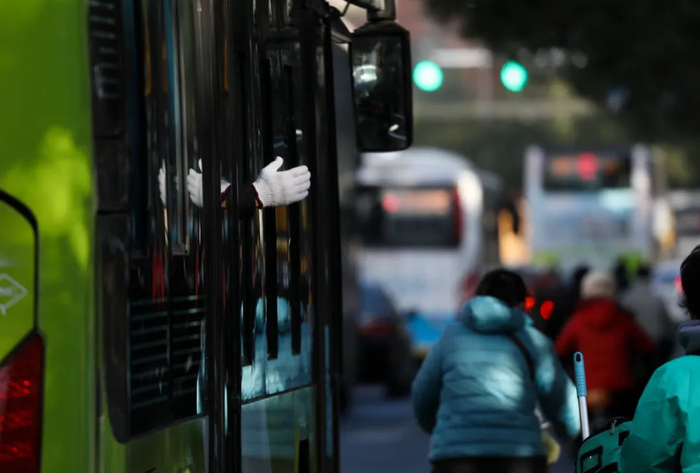 ▲西四环南路，公交车在进站。