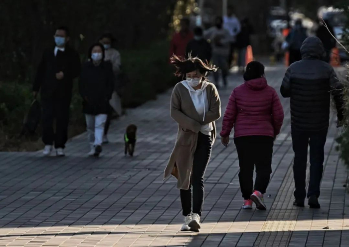 ▲豆各庄，路人逆风走在人行道上。