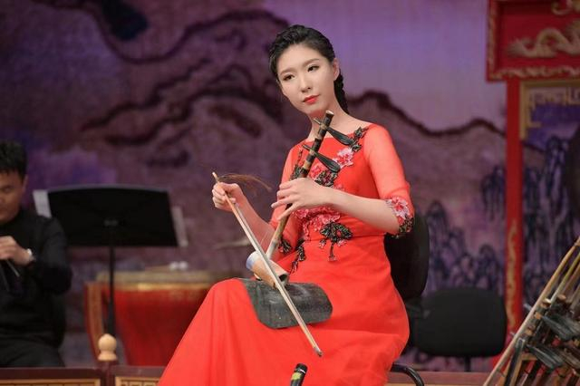 张一平在操琴（凌风摄）