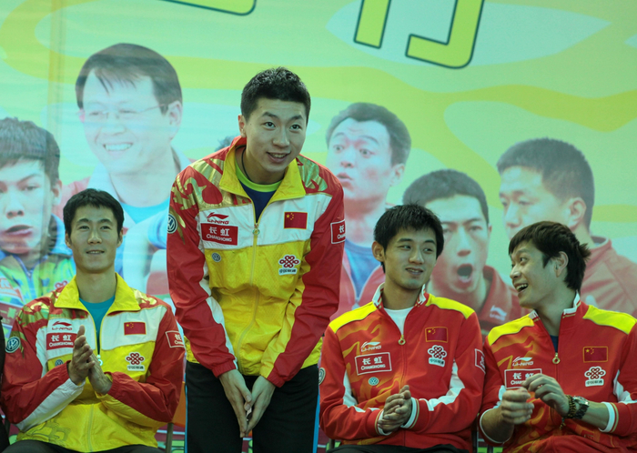 2010年，马龙和王励勤（左一）、张继科（右二）等国乒队员一起参加活动。  资料图/IC photo