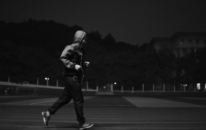 烟酒和熬夜是跑步的大忌。