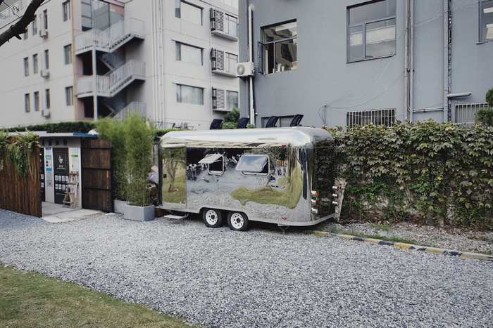 山野主义城市营地的移动洗手间  澎湃新闻记者 朱喆 图