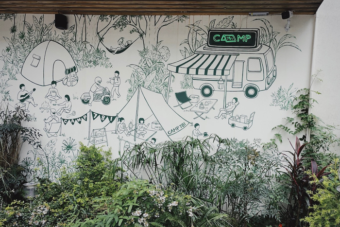 充满了咖啡店故事的墙画 澎湃新闻记者 朱喆 图