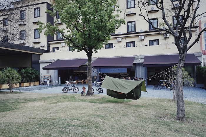 山野主义结合不同场地形态，创造不同体验，后方室内为餐吧  澎湃新闻记者 朱喆 图