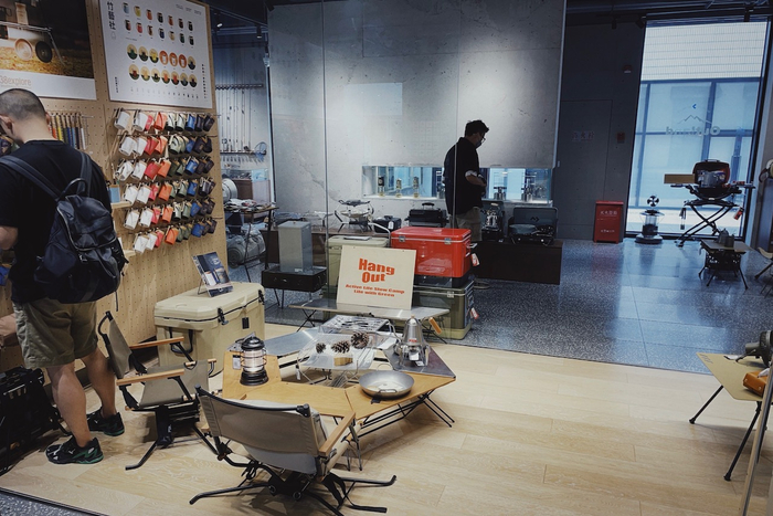 Outland上海店内景 澎湃新闻记者 朱喆 图