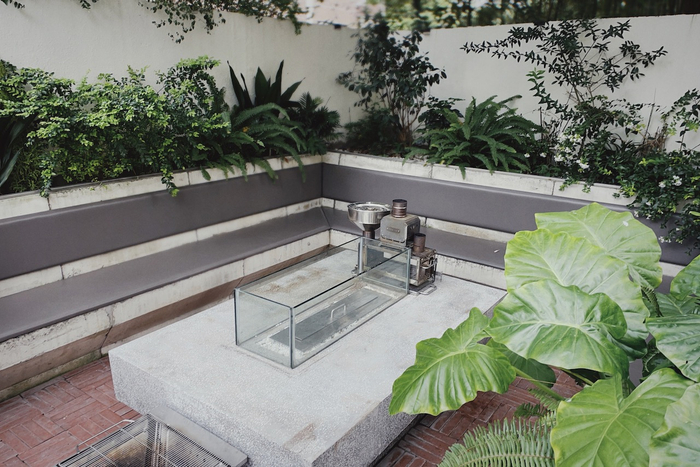 院子深处的酒精燃烧壁炉 澎湃新闻记者 朱喆 图