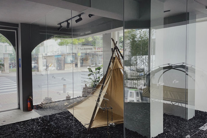 山野主义入口展示区，有露营置景和影像展览 澎湃新闻记者 朱喆 图