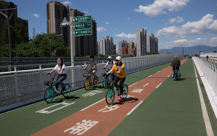 2020年5月31日，龙泽地铁站附近，市民在自行车专用路上骑自行车。资料图片/李凯祥 摄