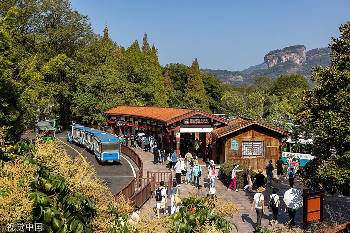 2022年10月2日，福建南平，游客依次乘车进入武夷山国家公园游玩。视觉中国 图