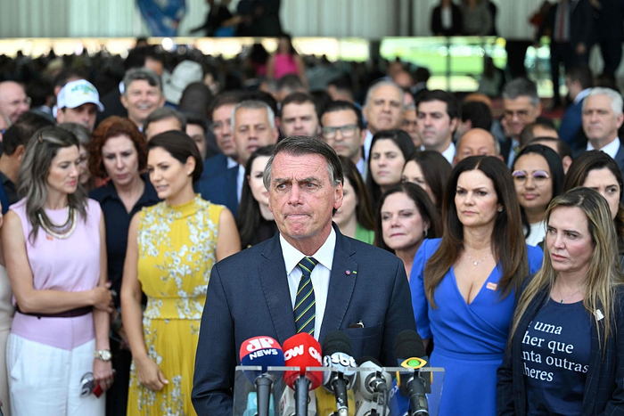 　　当地时间2022年10月6日，巴西首都巴西利亚，参加连任竞选的巴西总统雅伊尔·博索纳罗在巴西利亚阿尔沃拉达宫会见当选议员后向媒体发表讲话。视觉中国 图