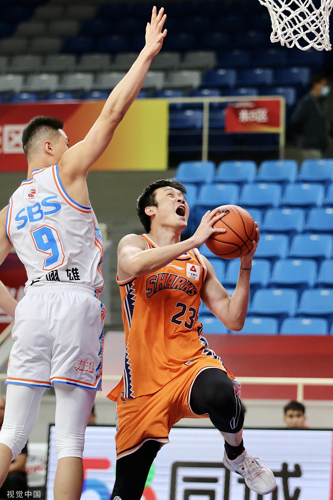 丁彦雨航（右）能否在上海男篮找回自我？