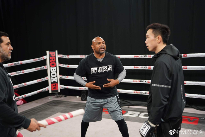 　徐灿赛前接受罗伊·琼斯指导。