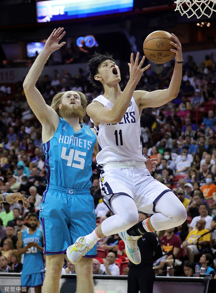 曾凡博（右）也回归CBA，加盟北京首钢。