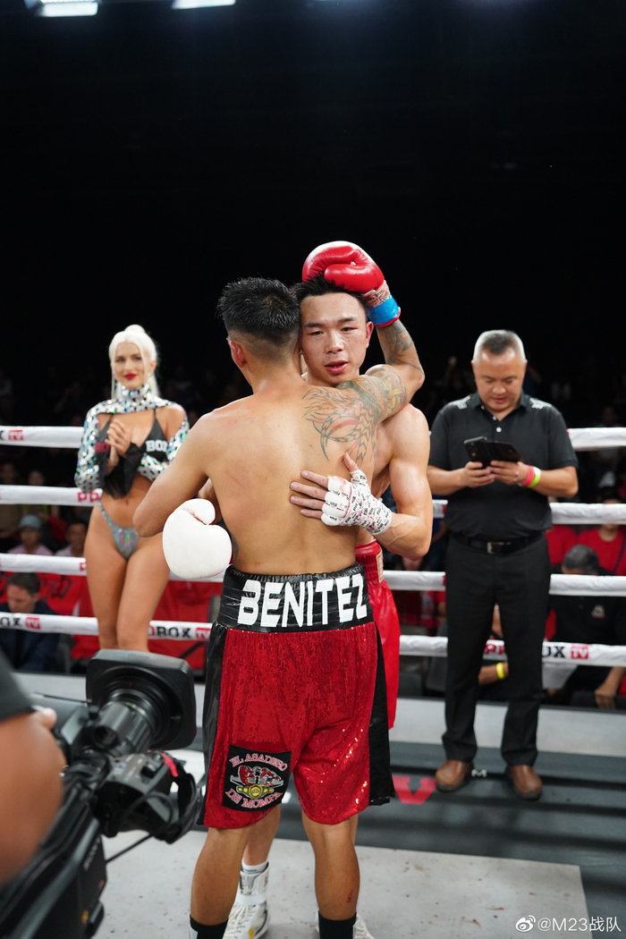 　徐灿和对手拥抱。