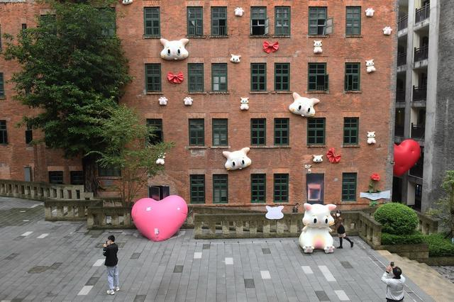 重庆街头的“猫猫墙”吸引市民拍照留念。 周毅 摄