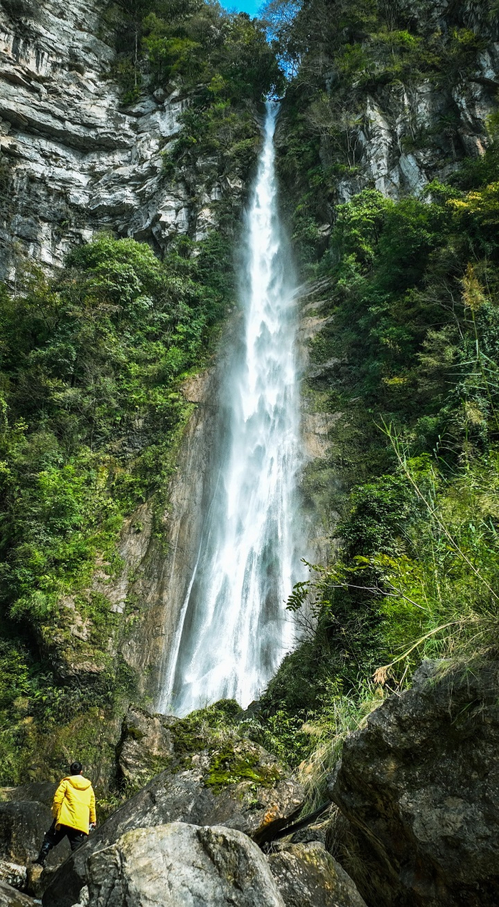 消失数十年的“小飞水瀑布”重现西岭雪山。受访者供图