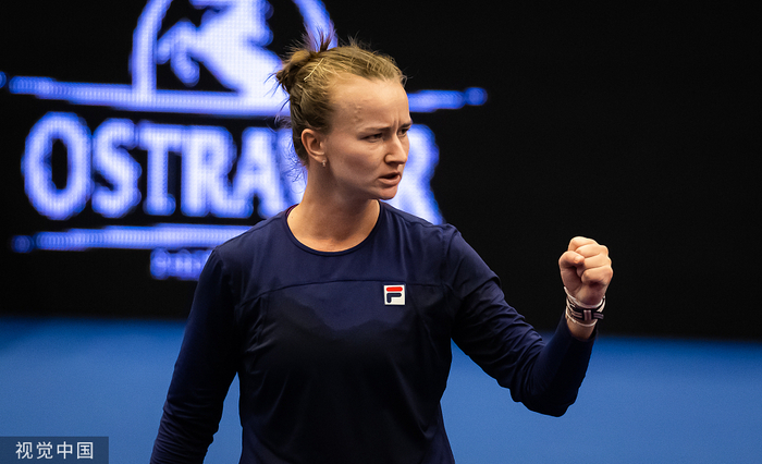 克雷吉茨科娃庆祝胜利。