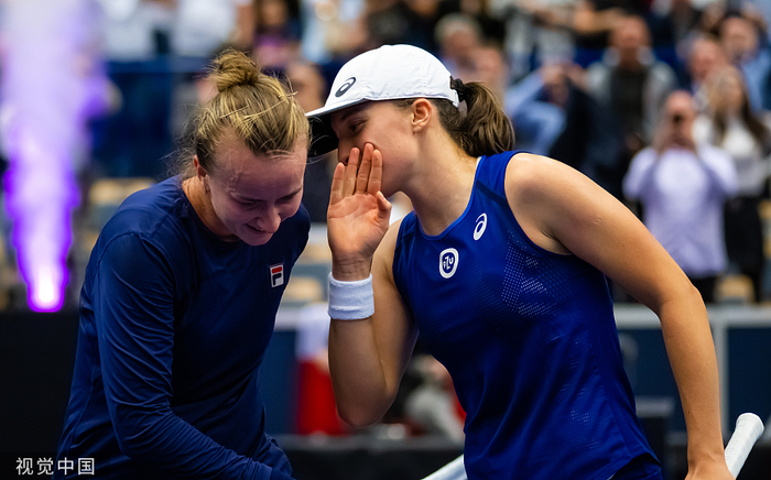 克雷吉茨科娃（左）赛后听斯瓦泰克耳语。