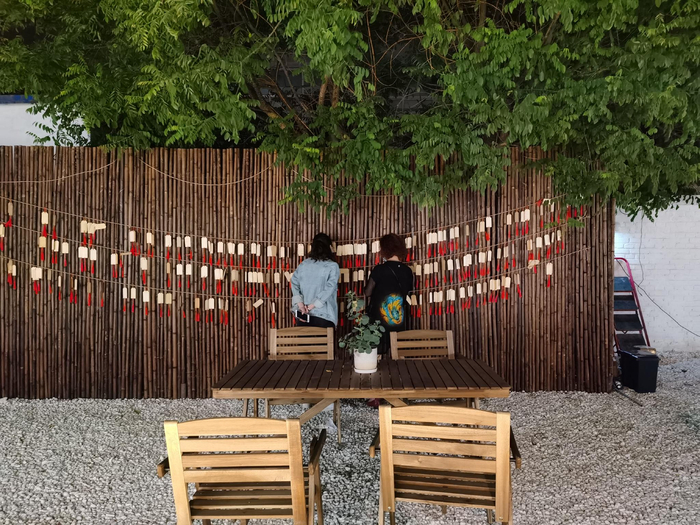 写下祈福牌的宠物主人