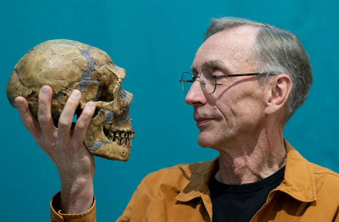 手持尼安德特人头骨复原模型的斯万特·佩博。