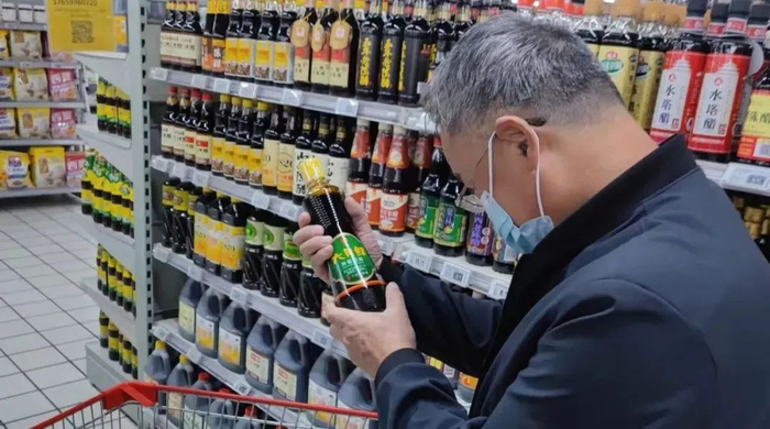 🔹10月11日，北京市西城区的一家超市内，消费者正在仔细查看酱油的标注成分 国是直通车&nbsp;赵斌 摄