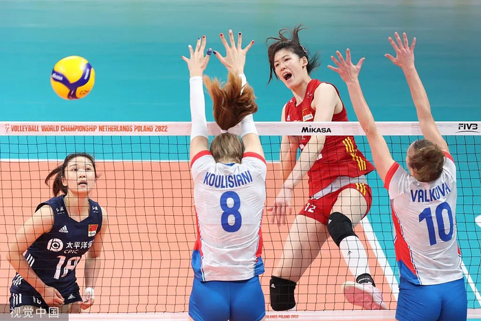 李盈莹在比赛中强攻。