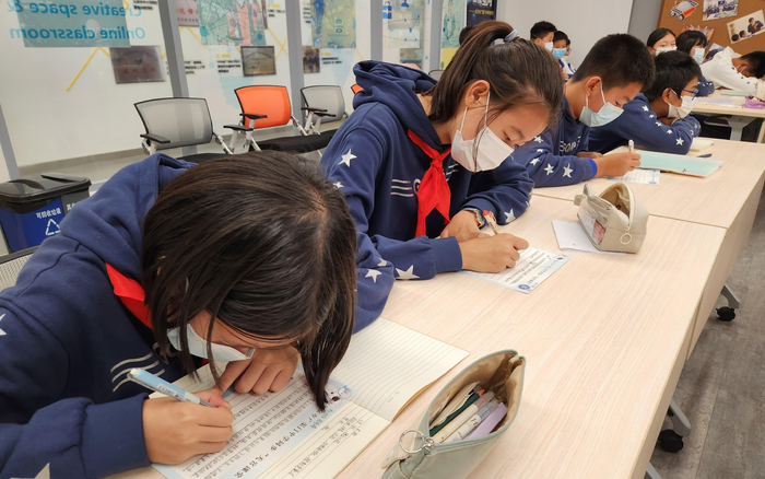 北京市广渠门中学的学生们在写观后感。 受访者供图