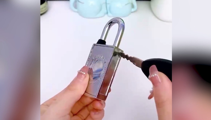 商家在宣传视频中宣称这款磁力锁防水防锈，无钥匙孔，防盗防撬。&nbsp; &nbsp;截屏图