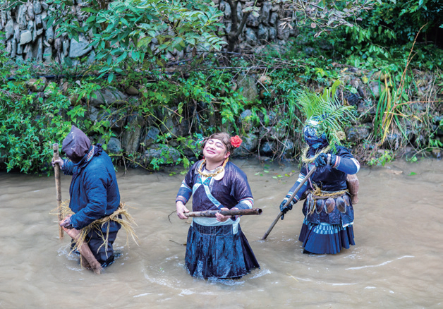 他们不走街道石板路，而是走水路。