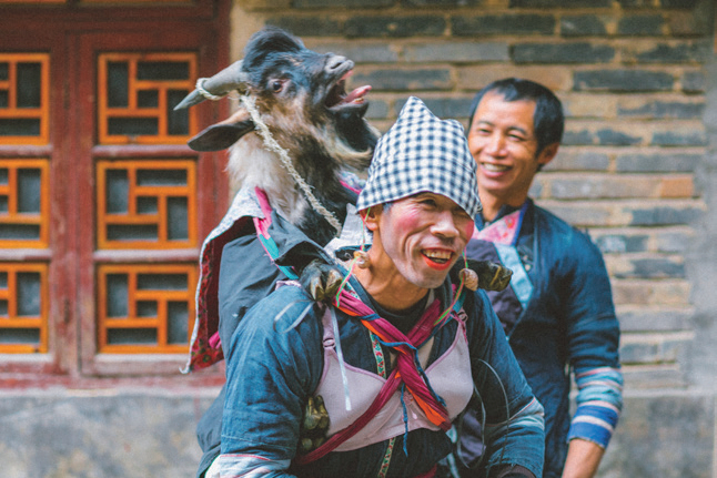 他脸上画着浓重、荒诞的妆。