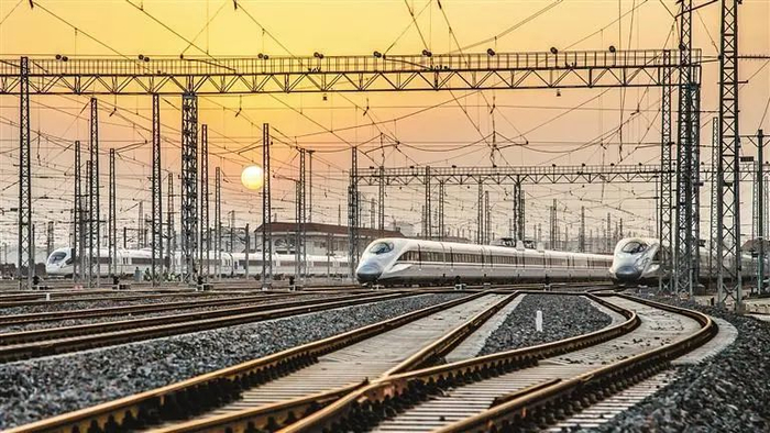 夕阳下的钢铁巨龙。通讯员 曹欣 摄