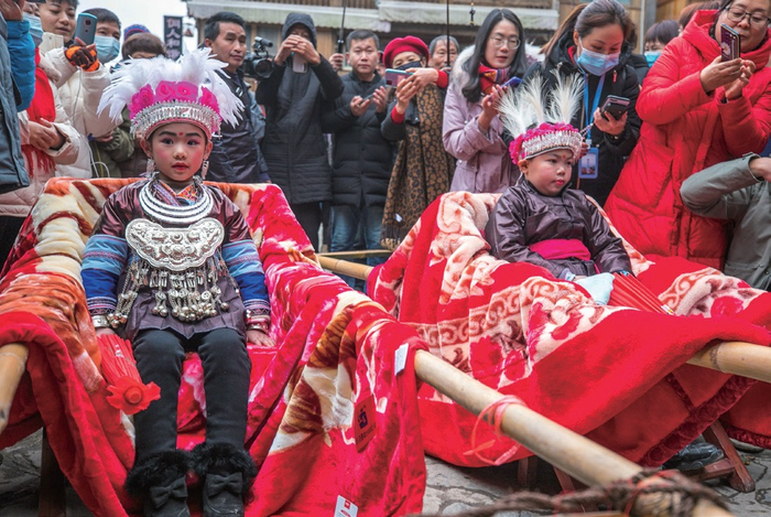 不满五岁的小儿女成为“抬官人”的两位主角 本文图片均为作者拍摄