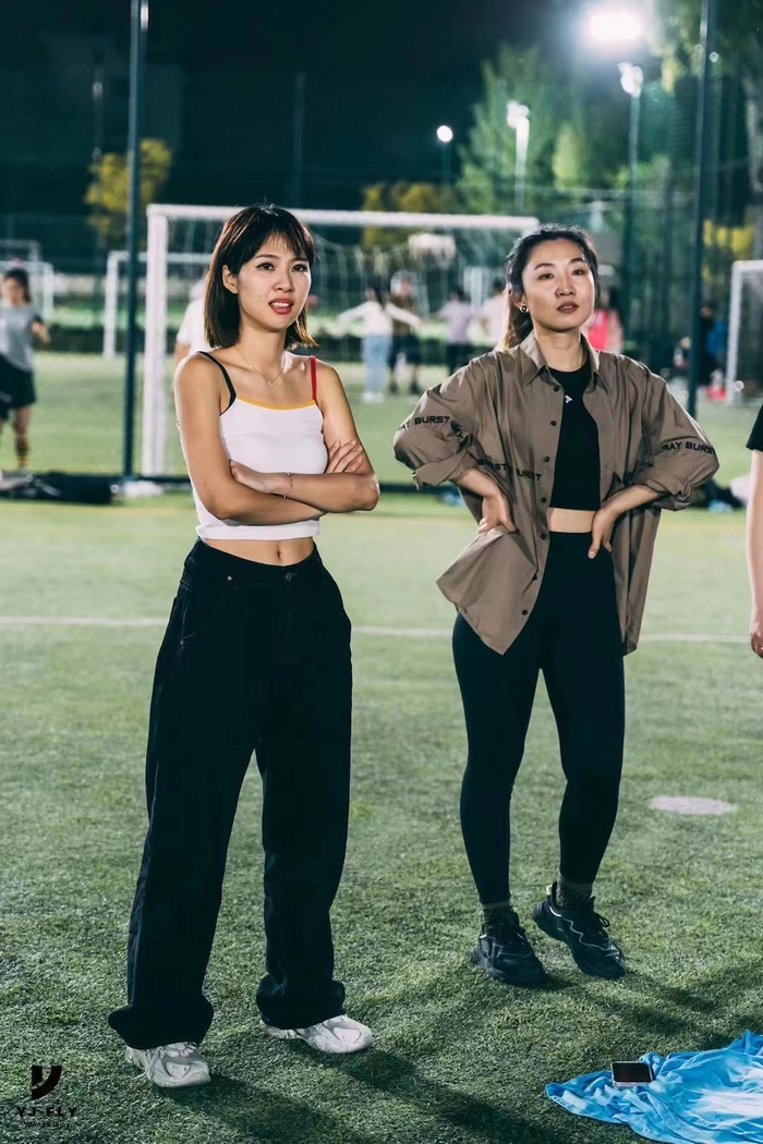 第一次参加飞盘新人课的龙龙。&nbsp; &nbsp; &nbsp;龙龙 图