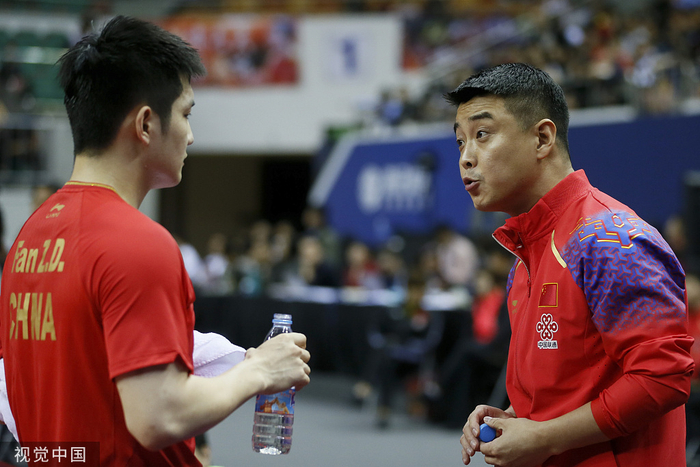 王皓指导弟子樊振东。 资料图