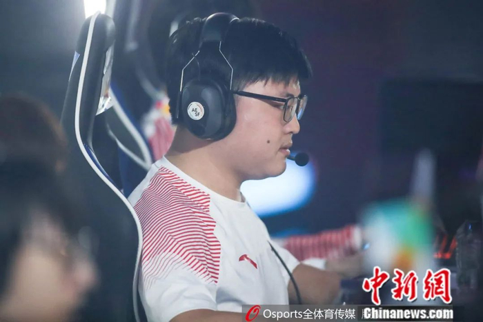 简自豪在雅加达亚运会英雄联盟表演项目比赛中。图片来源：Osports全体育图片社