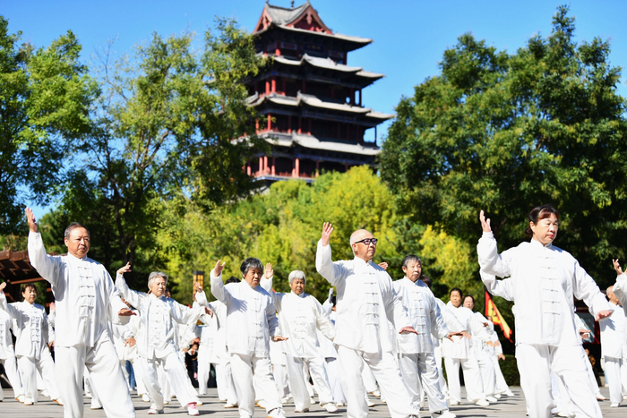 迁安市民在黄台山公园锻炼。梁玉水 摄