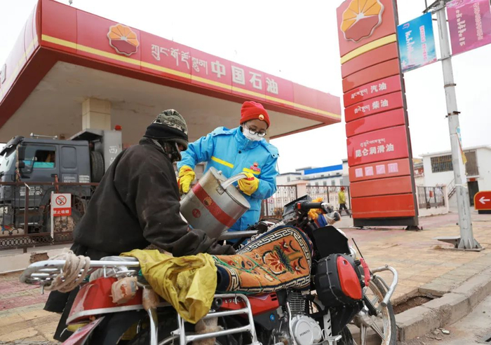 双湖加油站第六任站经理次旦巴宗正在为顾客加油。