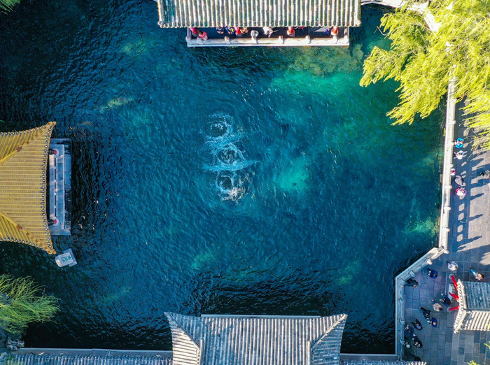 ▲2022年10月10日，山东济南，趵突泉景区沐浴在灿烂的秋阳中，各个泉池美如碧玉碧蓝透明。当日，济南趵突泉水位再创57年最高水位纪录30.26米，呈现出不一样的风采，令游客们沉醉其中。图/IC photo