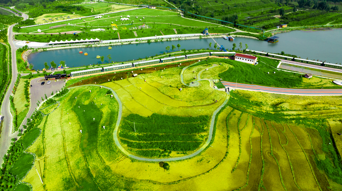 9月6日，在投资8.5亿元的迁安市金岭矿山生态园，游客正在观赏多彩秋景。马振祥 摄