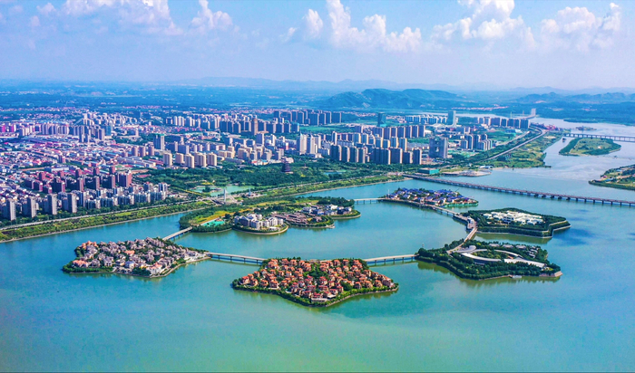 碧水环绕，绿岛棋布的迁安城市美景。 蔡常颖 摄
