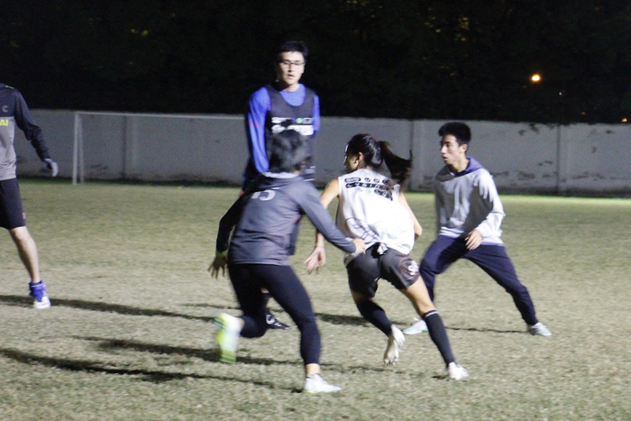 在运动场上驰骋的郭騂。&nbsp; 澎湃新闻记者 王昱 图