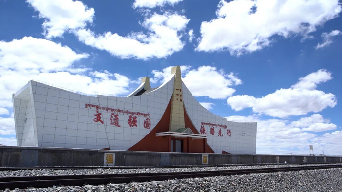青海省格尔木市，由中国铁建建设的唐古拉车站是世界海拔最高的铁路车站，也是青藏铁路的重要旅游观光车站。